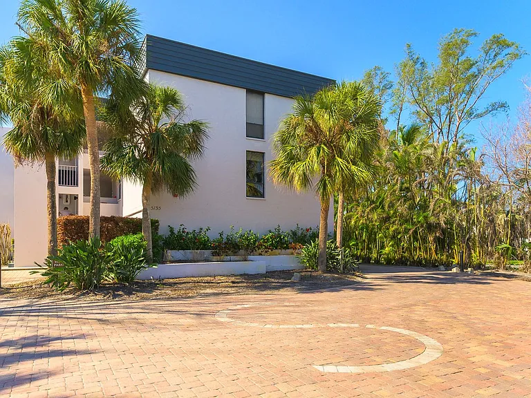5135 Gulf Of Mexico Dr #103 — Photo 2