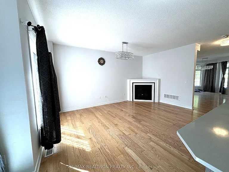 511 William Forster Rd — Photo 11