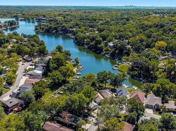621 NW North Shore Dr, Lake Waukomis, MO 64151