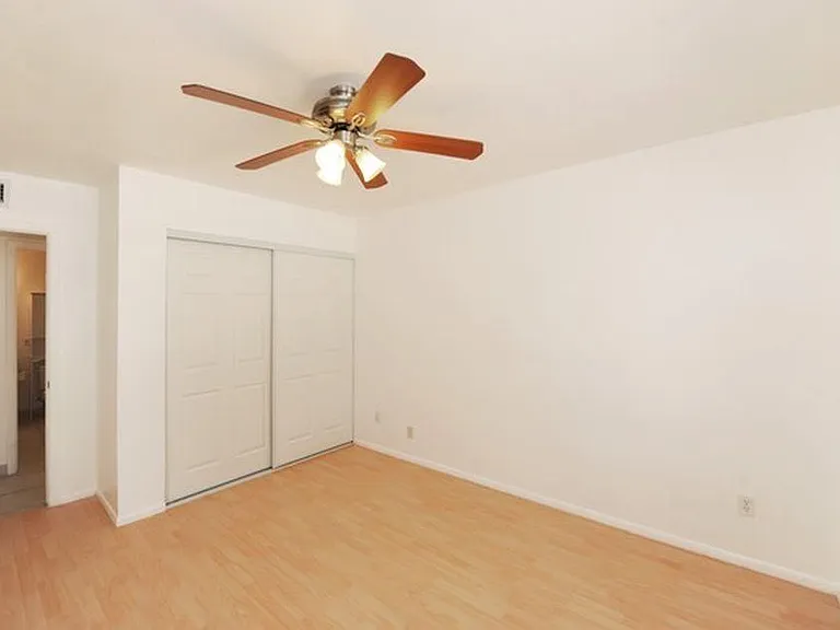 2913 S Elm St — Photo 15