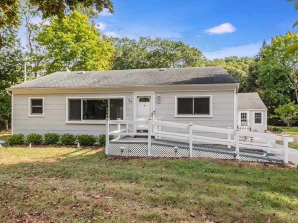 24 Scrub Oak Rd, Quogue, NY 11959