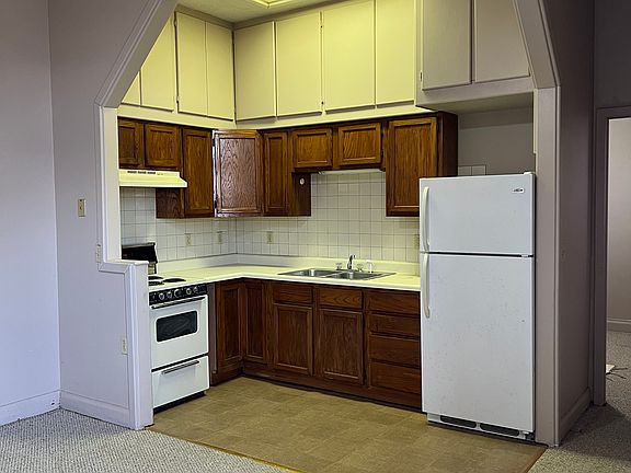 5th image of 105 N Topeka Ave