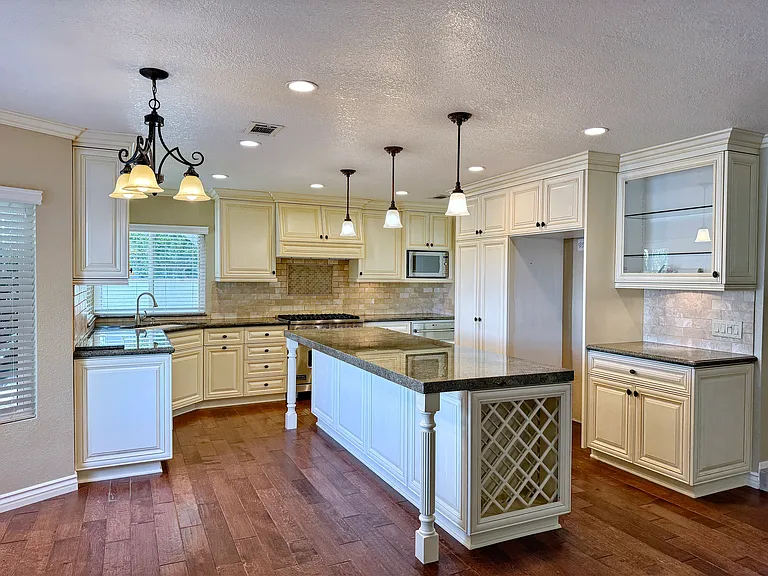 1652 Longview Dr — Photo 3
