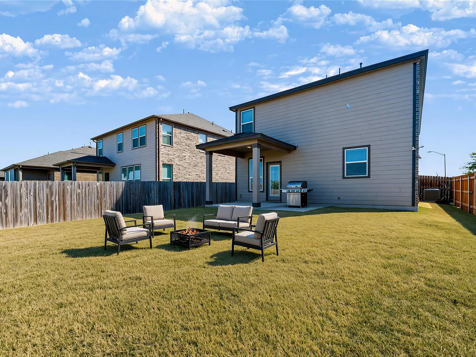 3 bed, 2.5 bath, 2070 sqft, $2,300 — Photo 2