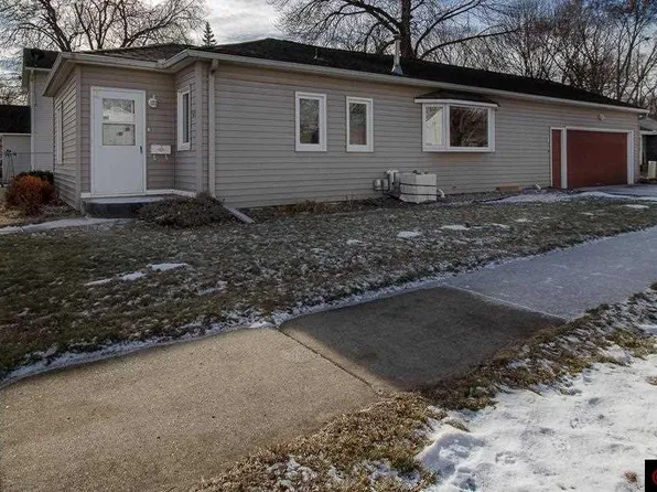 925 Center St, North Mankato, MN 56003