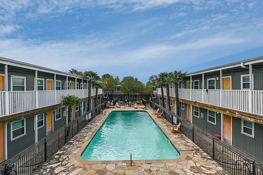 2 bed, 800 sqft, $1,275 — Photo 2