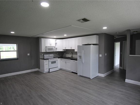 3rd image of 312 Lincoln Blvd