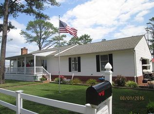 21 Fishermans Ln, Port Haywood, VA 23138