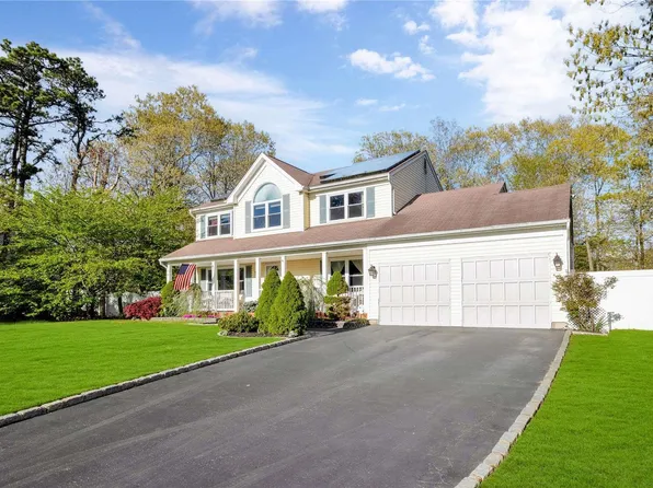 3 Richard Drive, Medford, NY 11763