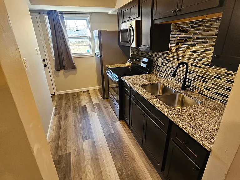 10335 Renfrew Dr — Photo 2