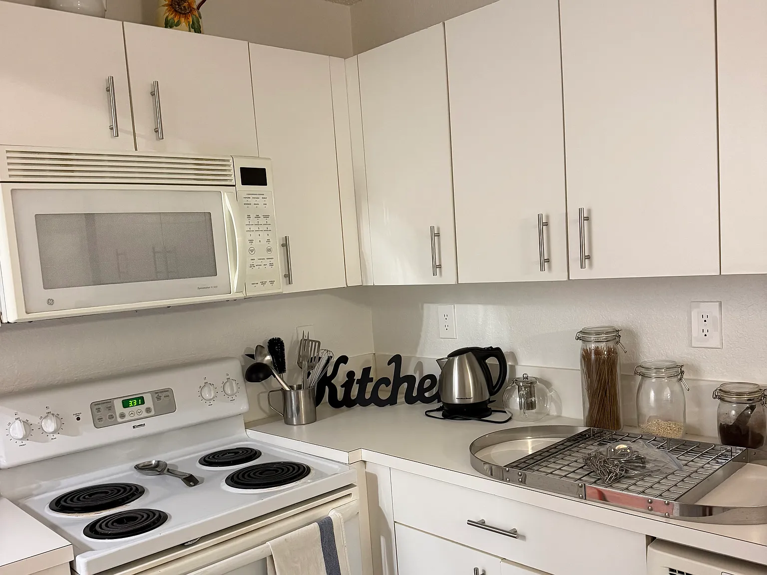 3 bed, 2.5 bath, 1300 sqft, $2,400 — Photo 3