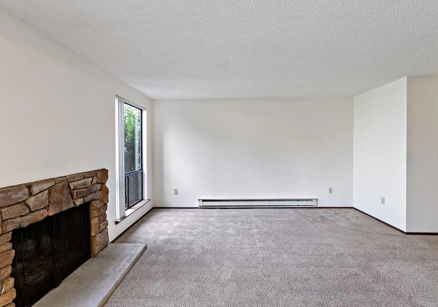 Prime 2 Bedroom Location: Quiet Living Near Middle & High Schools — Photo 4