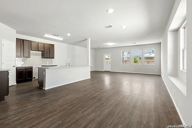4 bed, 2.5 bath, 2417 sqft, $2,500 — Photo 4