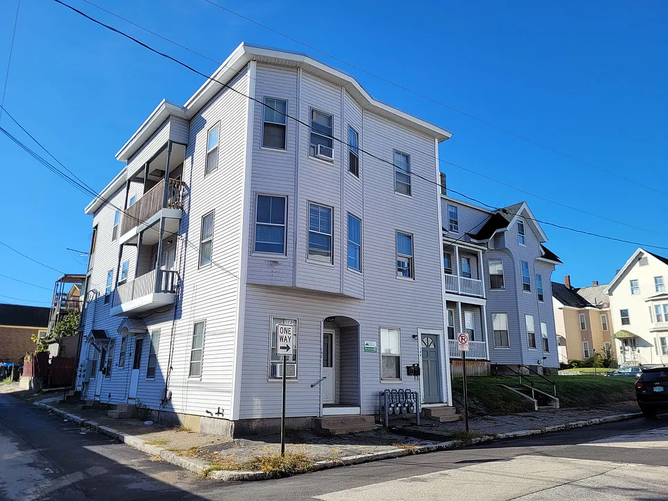 323 Dubuque St & 142-146 Wayne St