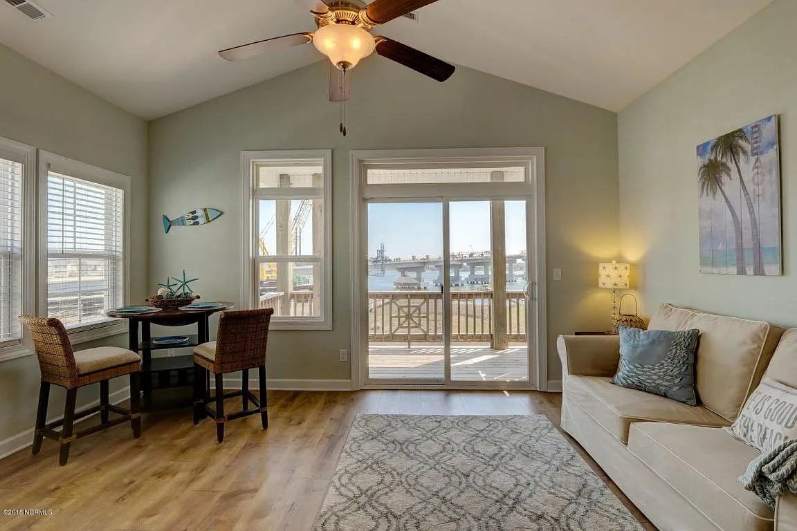 3 bed, 1300 sqft, $2,700 — Photo 4