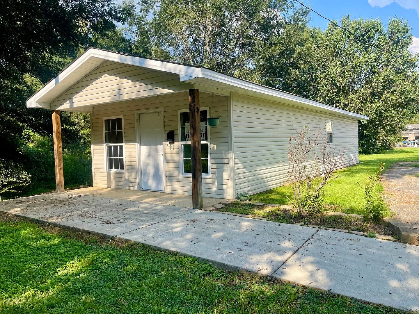 Cute 1 Bed 1 Bath Home Available! Call to Schedule a Tour Today! — Photo 2