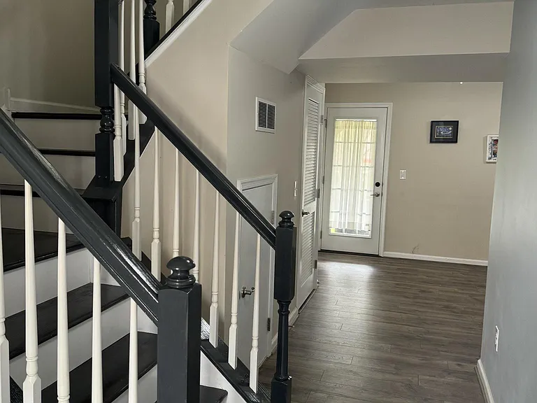 304 Susan Cir — Photo 2