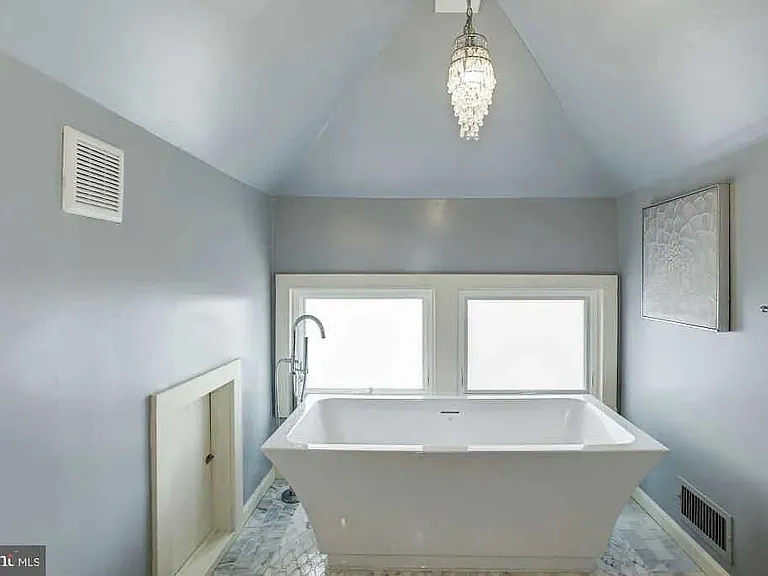 1732 N Veitch St — Photo 14