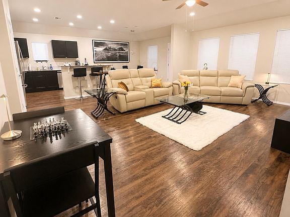 3rd image of 1403 Onyx St