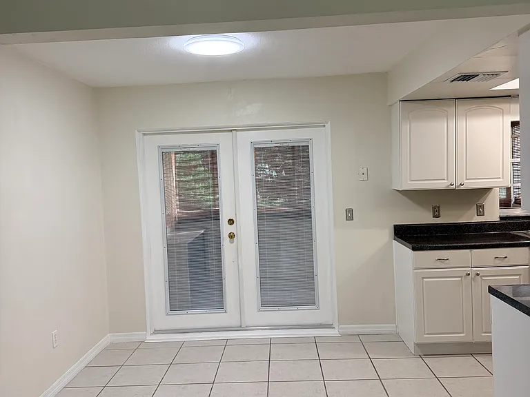 560 Lake August Dr — Photo 8