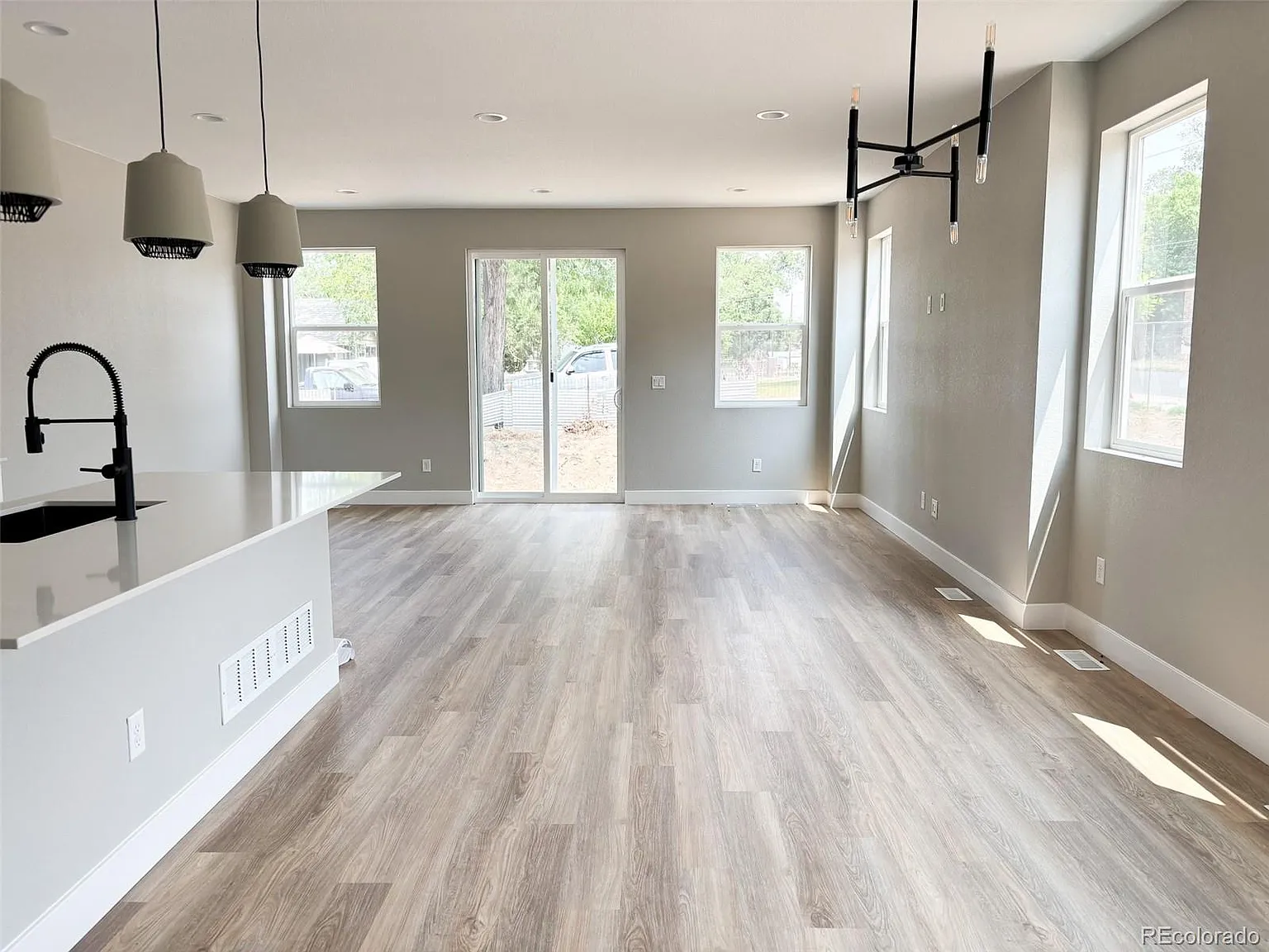 3 bed, 2.5 bath, 1681 sqft, $3,200 — Photo 4