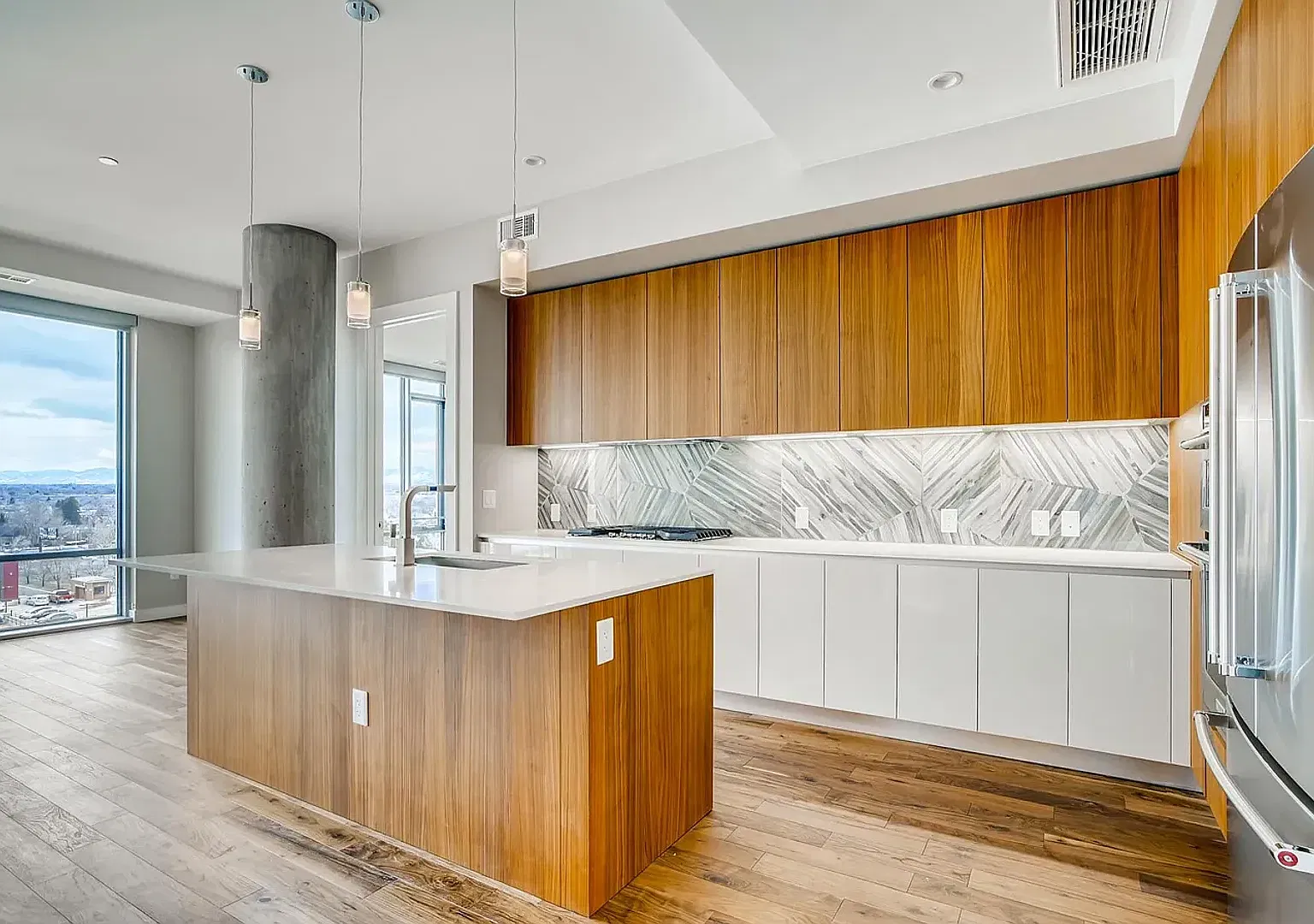 Spectacular Lakehouse Unit — Photo 1