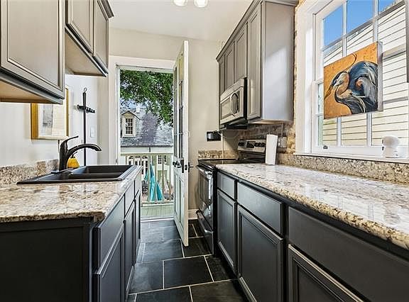 5th image of 823 Dauphine St #B
