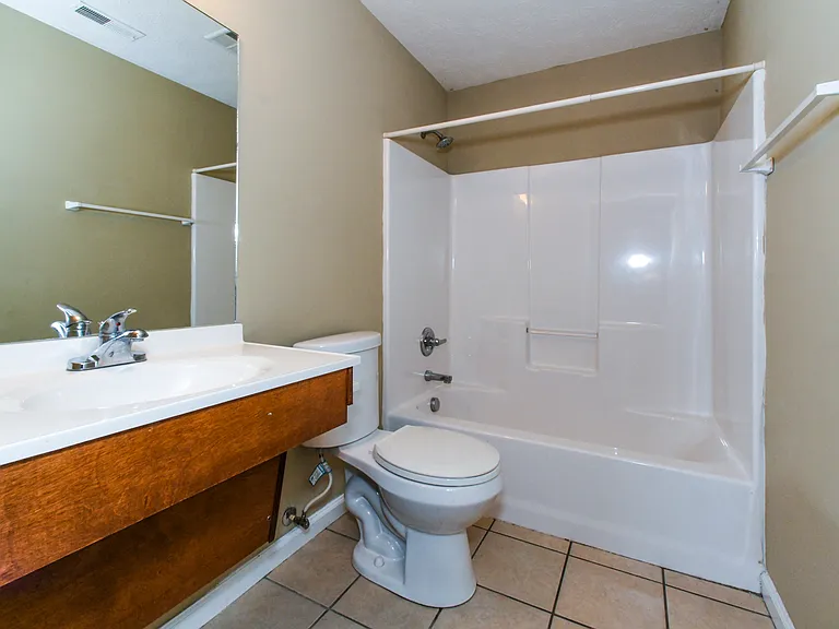 Silver Creek Apartments — Photo 28