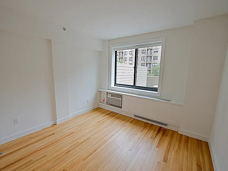 101 W 15th St #212 — Photo 3