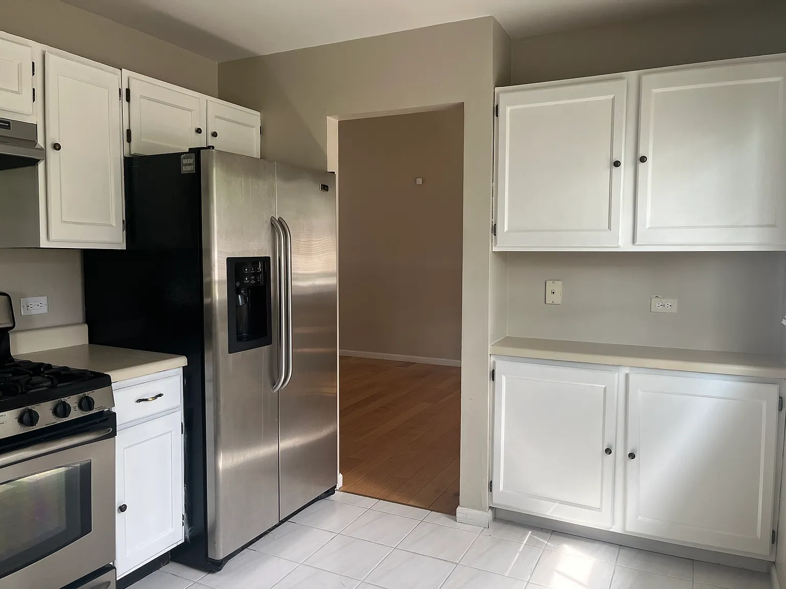 3 bed, 1.5 bath, 1320 sqft, $2,800 — Photo 2