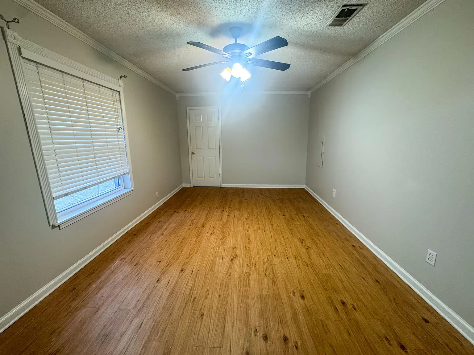 3 bed, 2.0 bath, 2401 sqft, $2,000 — Photo 3