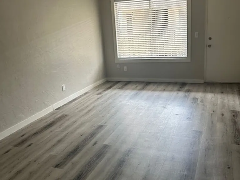 Waters Edge Apartments — Photo 50