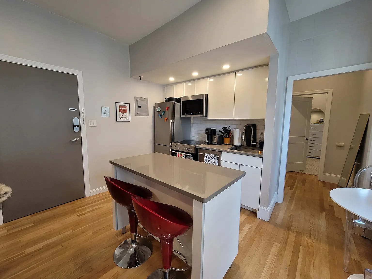 2 bed, 1.0 bath, $3,900 — Photo 2
