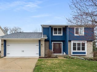 1742 Weyhill Dr, Wixom, MI 48393