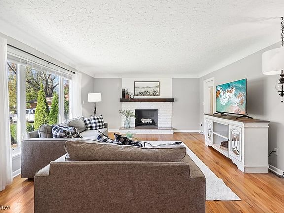 2nd image of 1927 Horseshoe Blvd