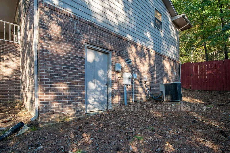 4 bed, 2.5 bath, 2350 sqft, $2,100 — Photo 3