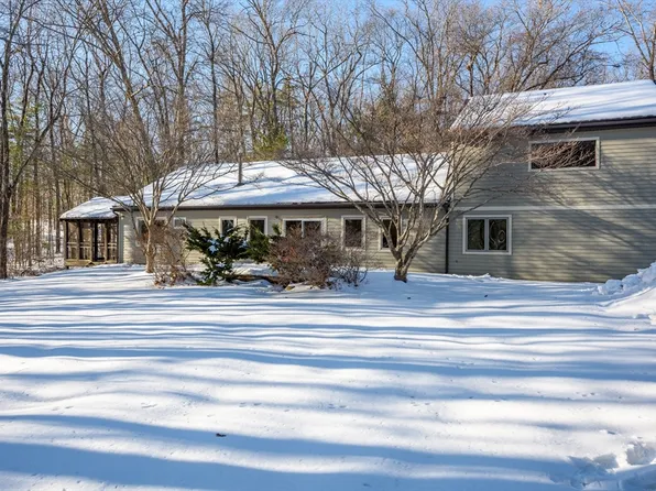 41 S Valley Rd, Pelham, MA 01002