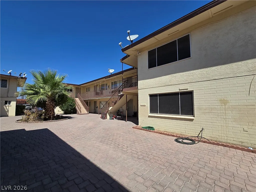 2 bed, 2.0 bath, 780 sqft, $995 — Photo 2