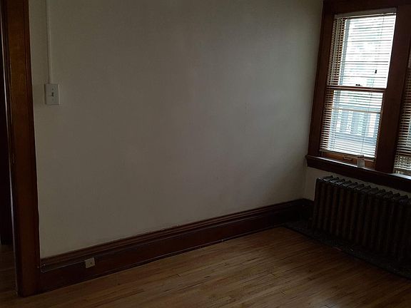 4th image of 404 W 31st St APT 3