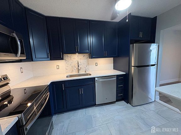 3rd image of 10 N Wood Ave APT 419