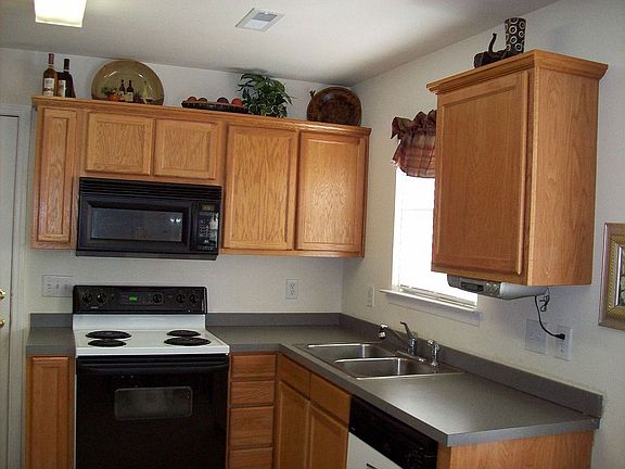 Wood Cabinets And Smart Styling