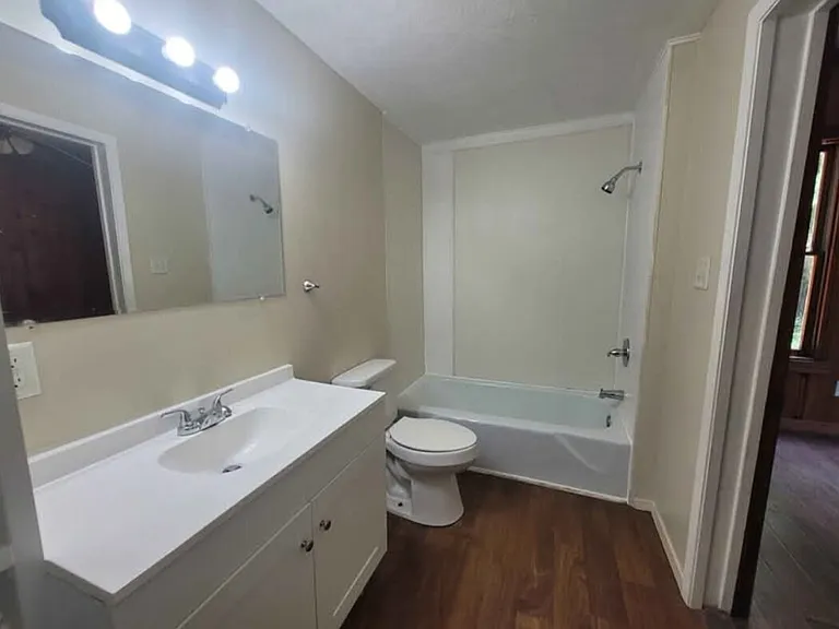 1005 E Fannin St — Photo 14