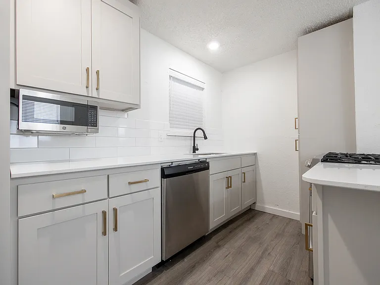 130 NW 17th St #D — Photo 12