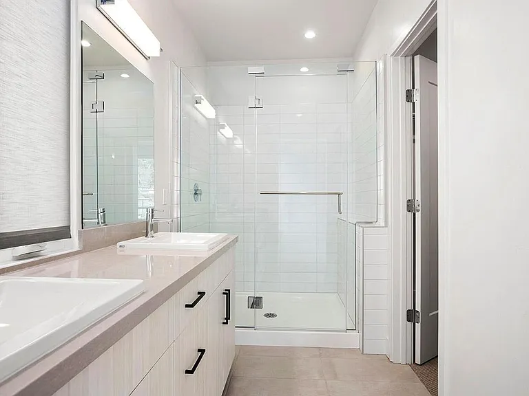 Beautiful glassed in shower