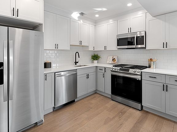3rd image of 19 George St #2