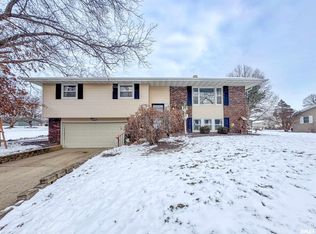 3117 Saint Andrews Dr, Pekin, IL 61554