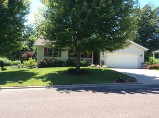 605 Golden Ct, Mackinaw, IL