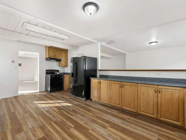 1024 Tyler St — Photo 6