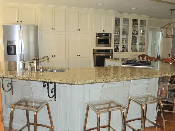 Kitchen with large island