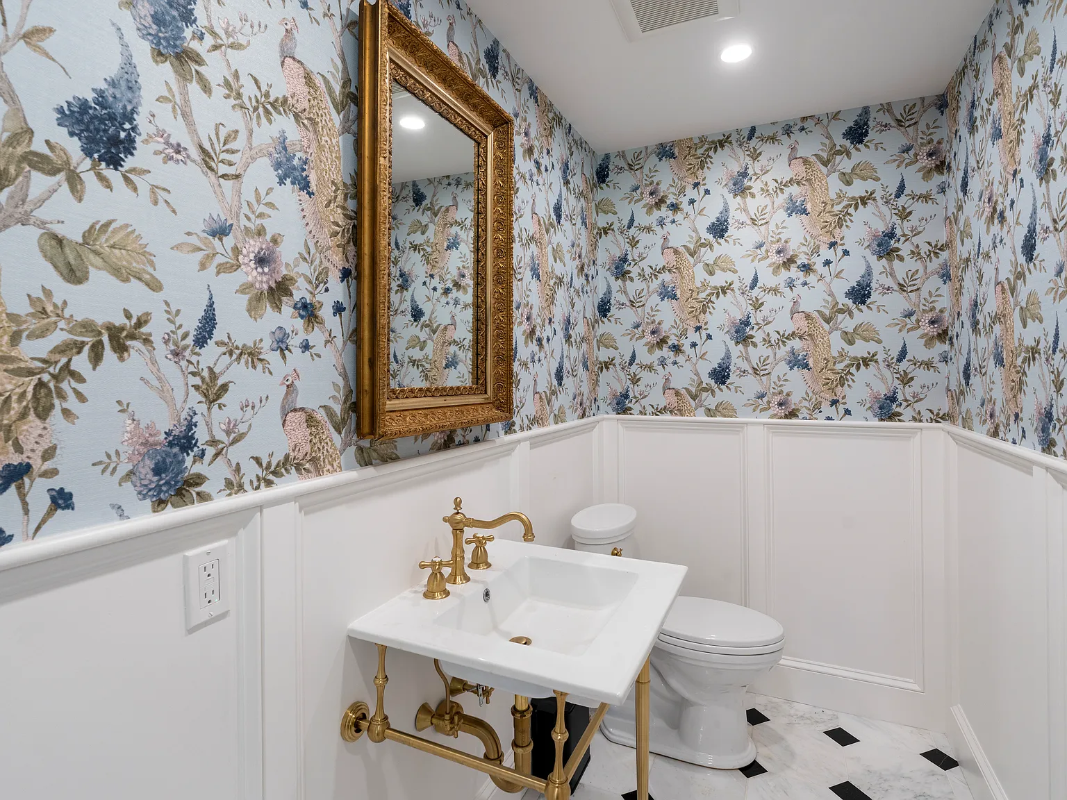 Newly Renovated in Hampton Bays — Photo 2